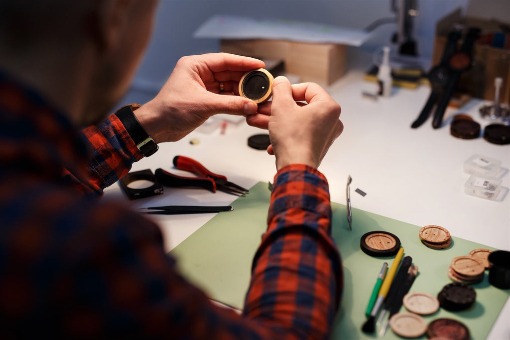 Warum wir die Uhren in unserem Atelier herstellen, obwohl wir sie in China produzieren könnten