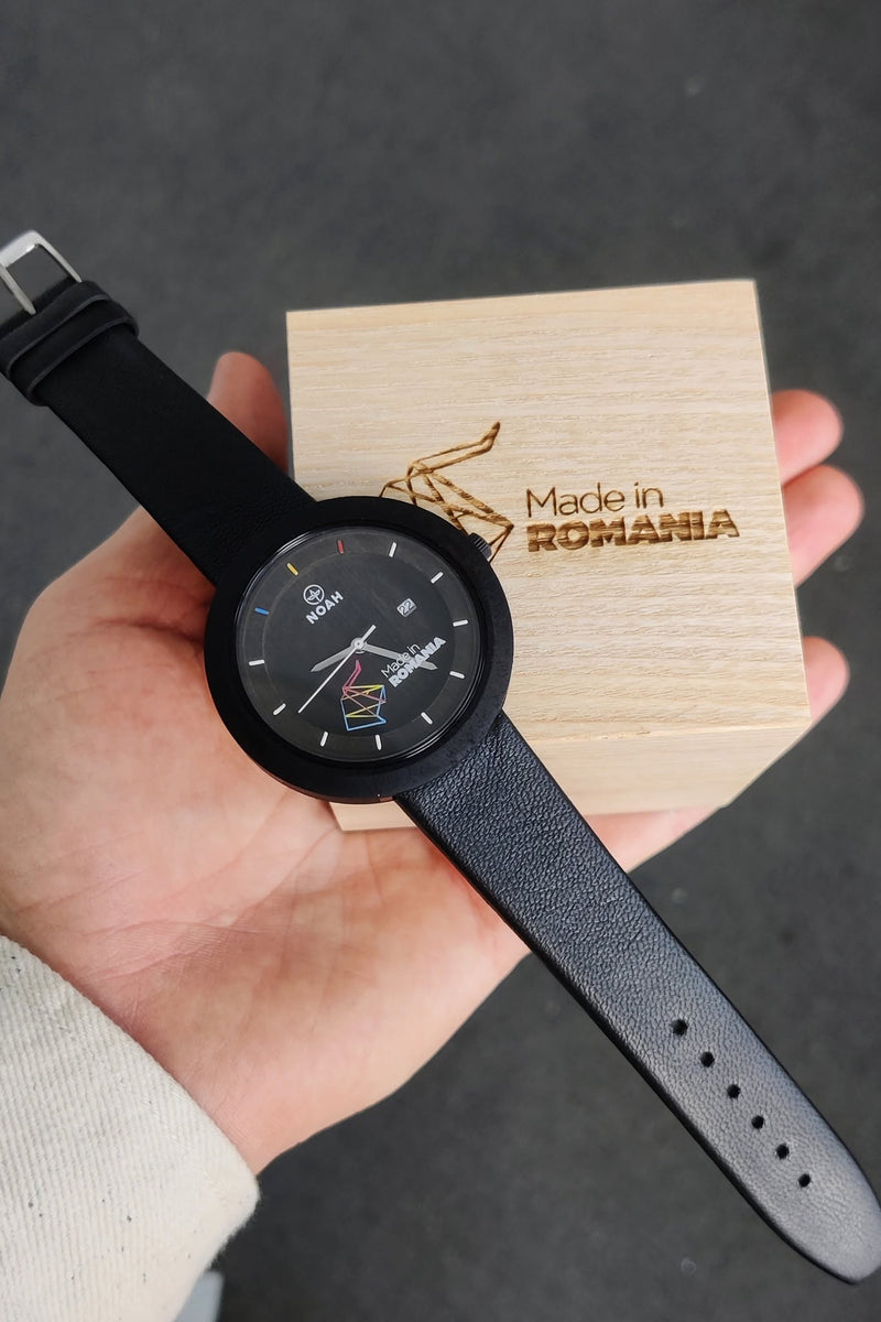 Ceas NOAH negru și cutie din frasin gravată cu „Made in Romania”