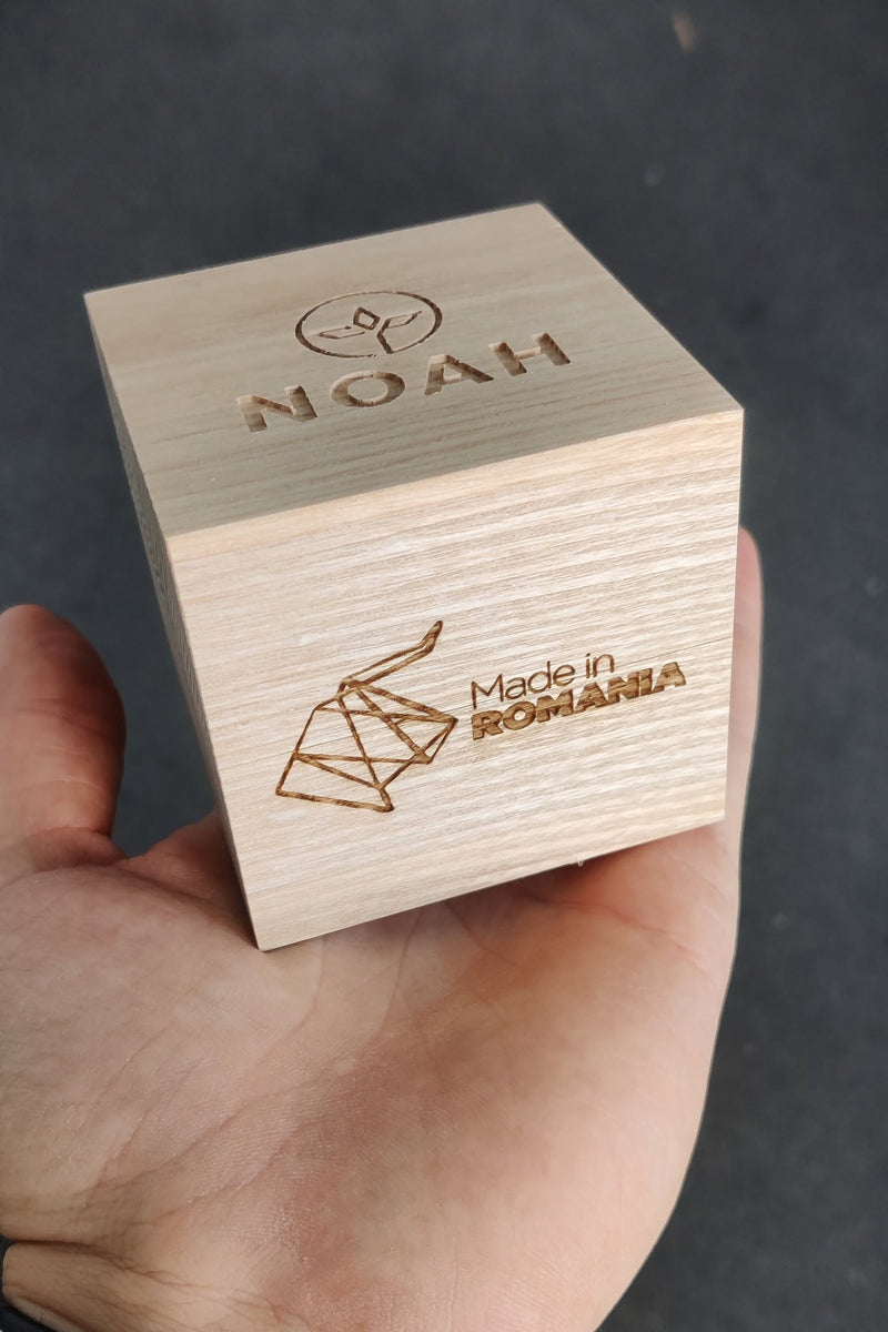 Cutie NOAH din frasin gravată cu „Made in Romania”, ținută în palmă